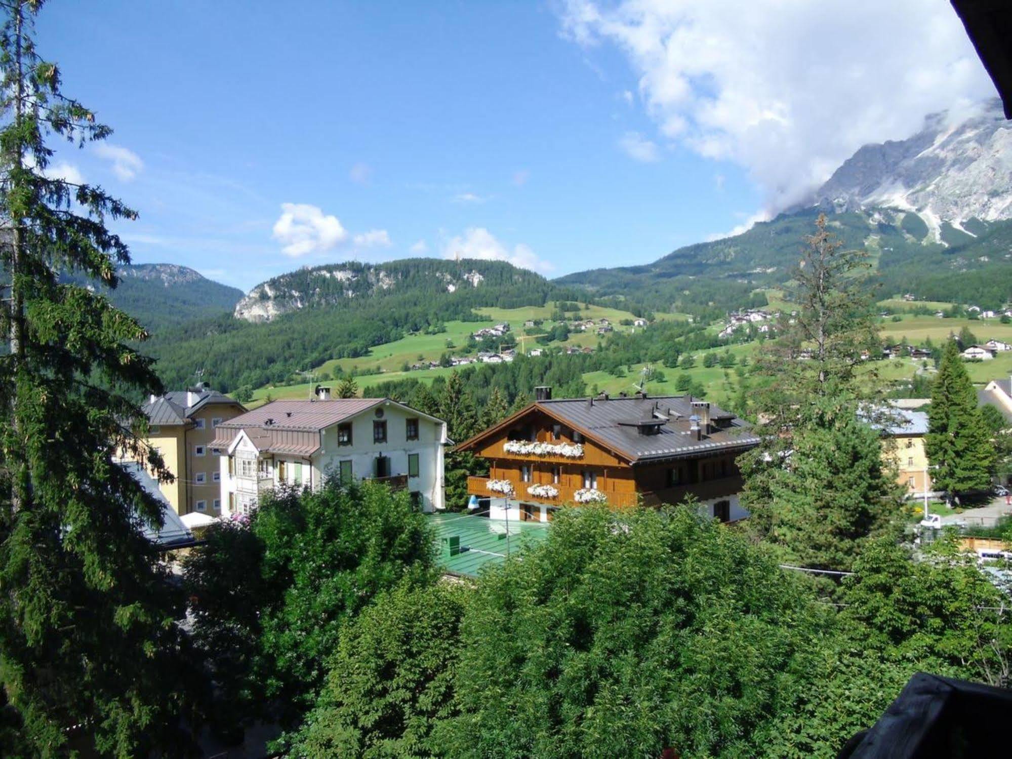 Hotel Majoni Cortina d'Ampezzo Exterior photo